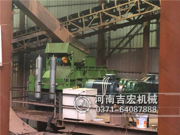 山西1200全自動(dòng)液壓對(duì)輥制砂機(jī)生產(chǎn)現(xiàn)場(chǎng)