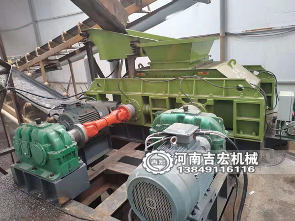 時(shí)產(chǎn)60-70噸鐵礦石對(duì)輥破碎機(jī)規(guī)格型號(hào)及報(bào)價(jià)簡(jiǎn)介